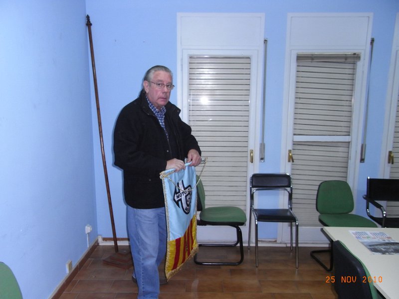 RETIRANT EL ESTANDARD DEL MOTO CLUB